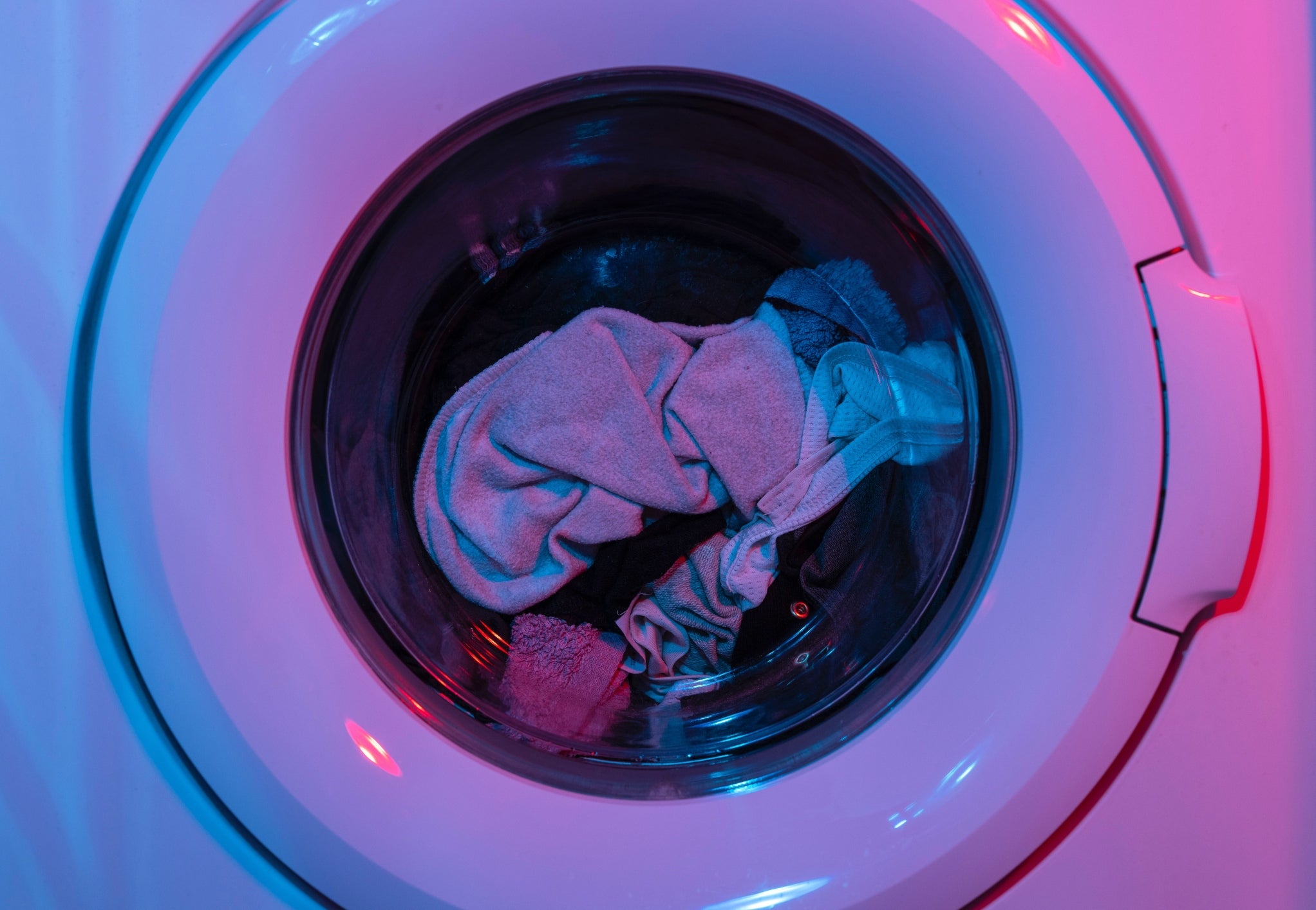 How to dry laundry outside quickly and prevent clothes 'smelling
